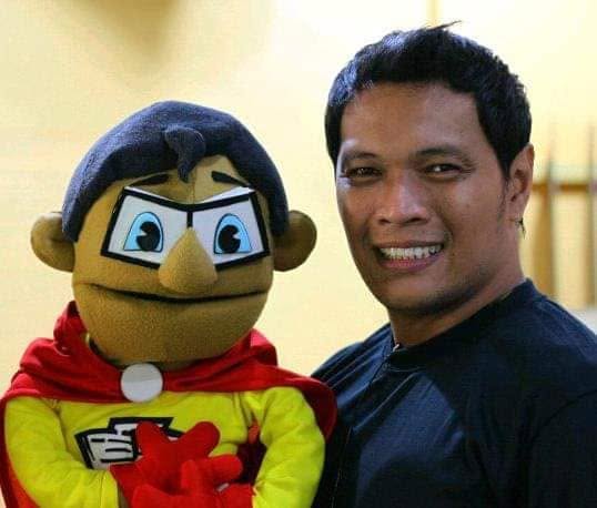 Noel Urbano with Kapitan Basa puppet from Batibot